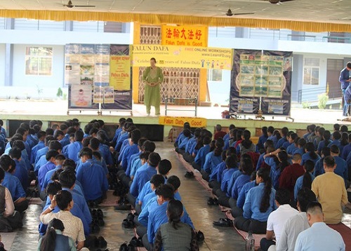 Image for article India: Sesi Pengenalan Falun Dafa Diadakan di Sekolah Tibet