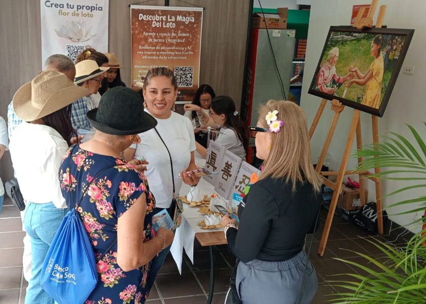 Image for article Medellín, Kolombia: Falun Dafa Berkembang di Festival Bunga
