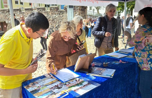 Image for article Jerman: Warga Tiongkok Mundur dari Partai Komunis di Stan Informasi Falun Dafa