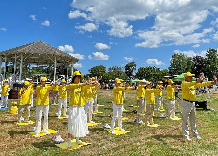 Image for article Massachusetts: Memperkenalkan Falun Dafa di Acara “Perayaan Burlington”