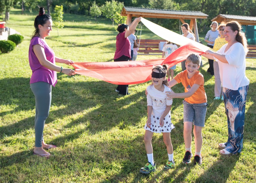 Image for article Rumania: Orang Tua dan Anak-anak Merasakan Lingkungan yang Positif dan Menginspirasi di Perkemahan Musim Panas Minghui Pertama