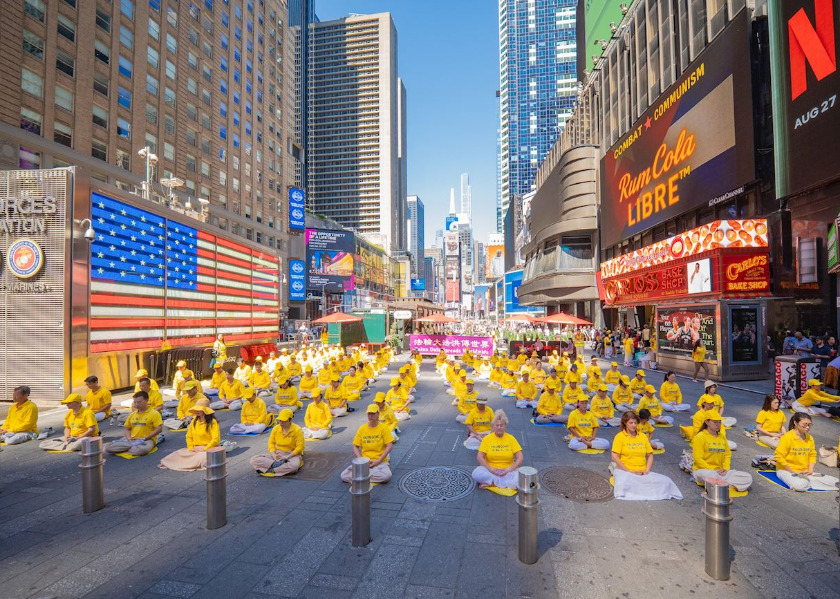 Image for article New York: Latihan Falun Dafa yang Tenang di Times Square Mengesankan Penonton