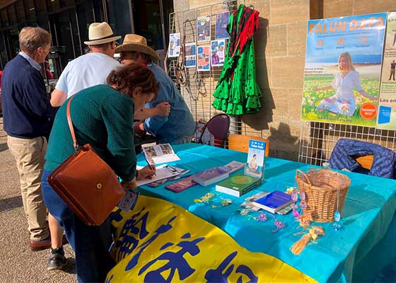 Image for article Prancis: Meningkatkan Kesadaran tentang Falun Dafa di Forum Asosiasi di Manche