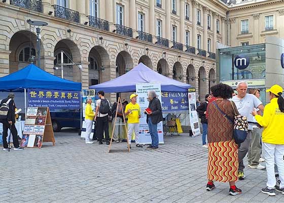 Image for article Prancis: Memperkenalkan Falun Dafa dan Mengumpulkan Tanda Tangan untuk Menyerukan Diakhirinya Penganiayaan