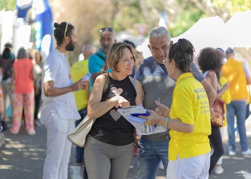 Image for article Pulau Réunion, Prancis: Memperkenalkan Falun Dafa dan Meningkatkan Kesadaran akan Penganiayaan dalam Sebuah Kegiatan di La Possession