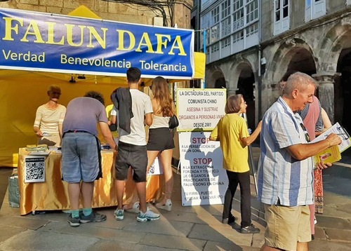 Image for article Spanyol: Orang-orang Mempelajari Tentang Falun Dafa di Tempat Wisata Terkenal