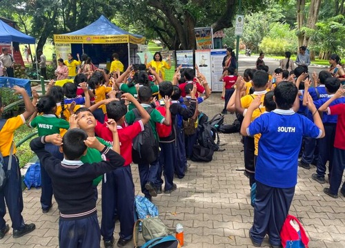 Image for article India: Pengunjung Mempelajari Informasi Falun Dafa di Pameran Bunga Lalbagh di Bangalore