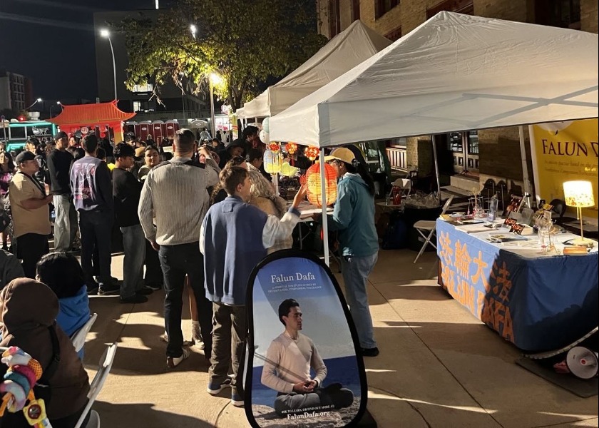 Image for article Kanada Tim Genderang Pinggang Praktisi Falun Dafa Memimpin Parade Komunitas di Festival Lentera Winnipeg
