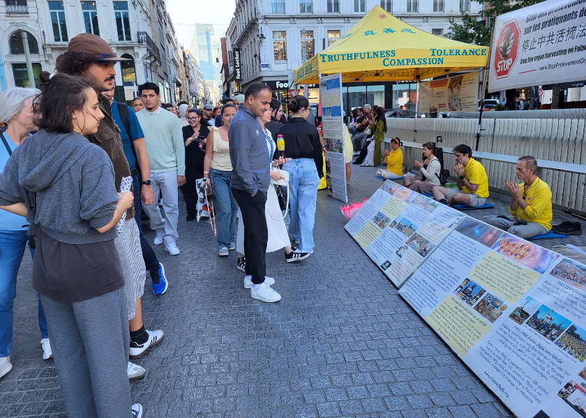 Image for article Belgia: Masyarakat Mengecam Penganiayaan terhadap Falun Dafa dalam Acara di Brussel