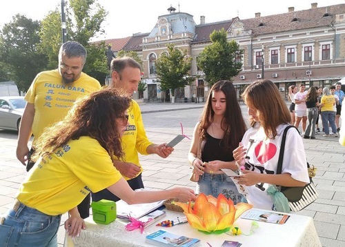 Image for article Masyarakat Mengecam Penganiayaan Pada Acara Pengenalan Falun Dafa di Rumania