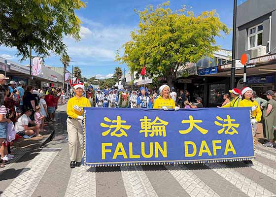 Image for article Selandia Baru: Falun Dafa Bersinar dalam Parade Natal