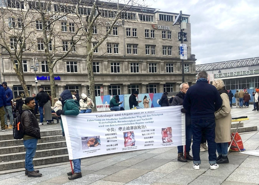 Image for article Jerman: Memperkenalkan Falun Dafa di Lapangan Katedral Cologne