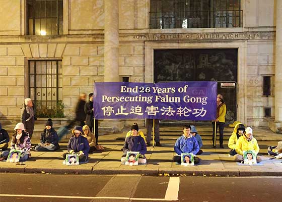 Image for article London, Inggris: Nyala Lilin di Kedutaan Besar Tiongkok Memperingati Hari Hak Asasi Manusia