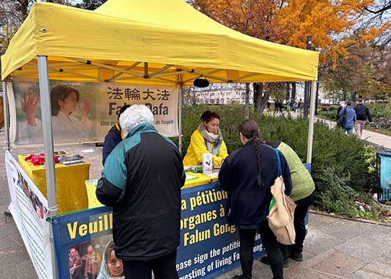 Image for article Rumania: Orang-orang Belajar Tentang Falun Dafa di Pameran Kesehatan Holistik
