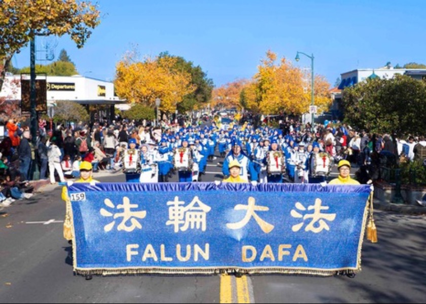 Image for article California: Praktisi Falun Dafa di Pawai Natal/Liburan Anak-anak Los Gatos