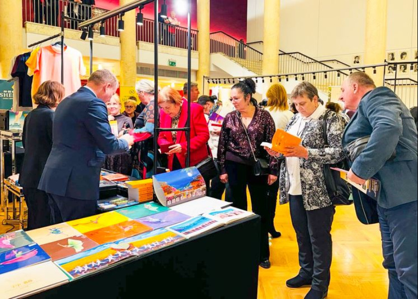 Image for article Łódź, Polandia: Sejumlah Besar Penonton Membeli Zhuan Falun di Pertunjukan Shen Yun yang Tiketnya Habis Terjual