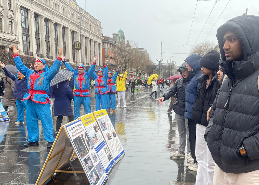 Image for article Irlandia: Orang-orang Mempelajari Falun Dafa dalam Kegiatan di Dublin