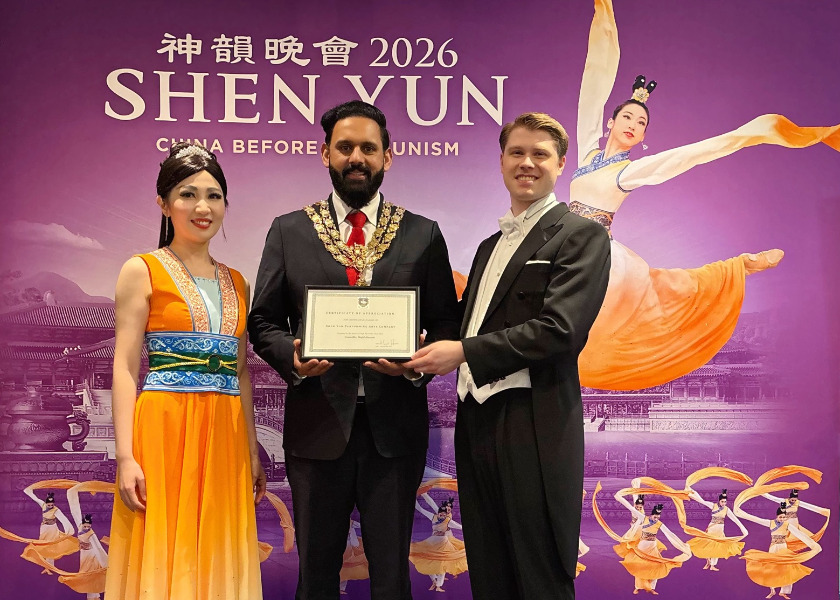 Image for article Walikota High Wycombe Menyerahkan Sertifikat Penghargaan kepada Shen Yun Performing Arts
