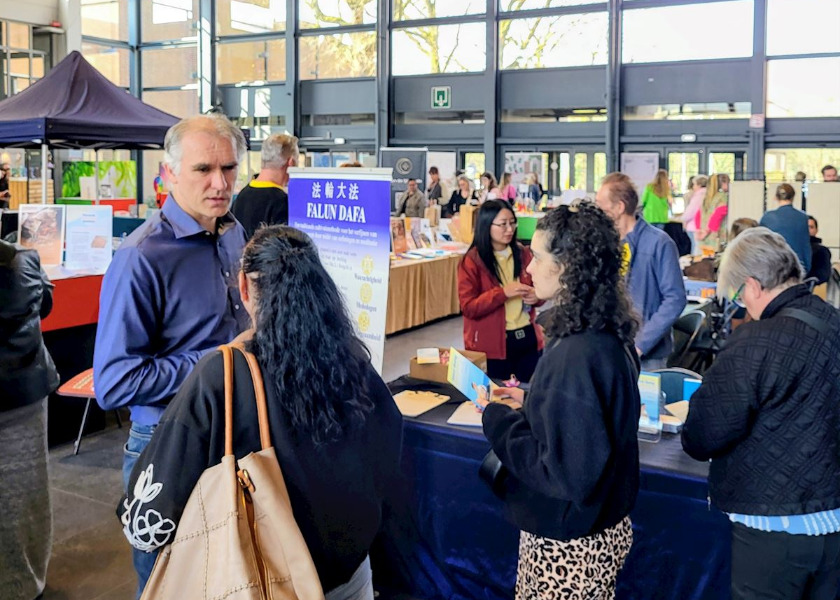 Image for article Memperkenalkan Falun Dafa di Pekan Raya Spiritual Musim Semi di Belgia