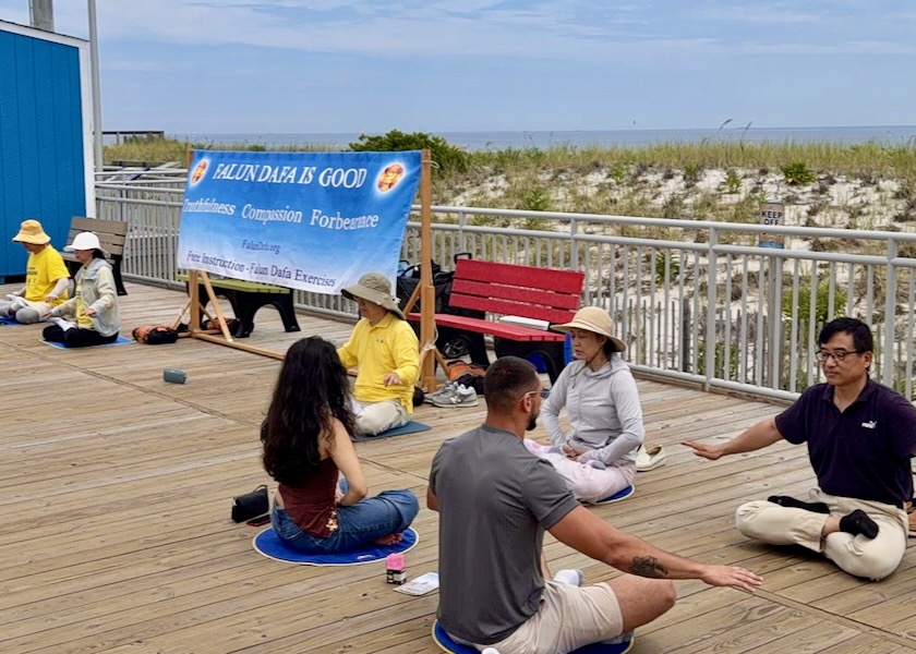 Image for article New Jersey: Memperkenalkan Falun Dafa di Boardwalk di Seaside Heights