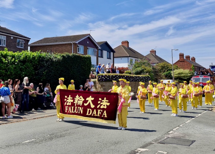 Image for article Inggris: Orang-orang Mempelajari Falun Dafa di Weaverham Rose Fete