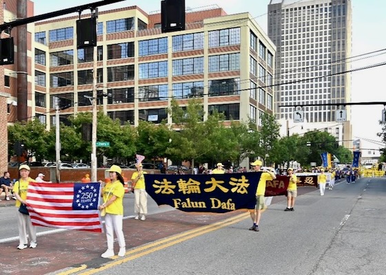 Image for article Praktisi Falun Dafa Menyampaikan Pesan Zhen-Shan-Ren (Sejati-Baik-Sabar) di Pawai Hari Kemerdekaan Columbus