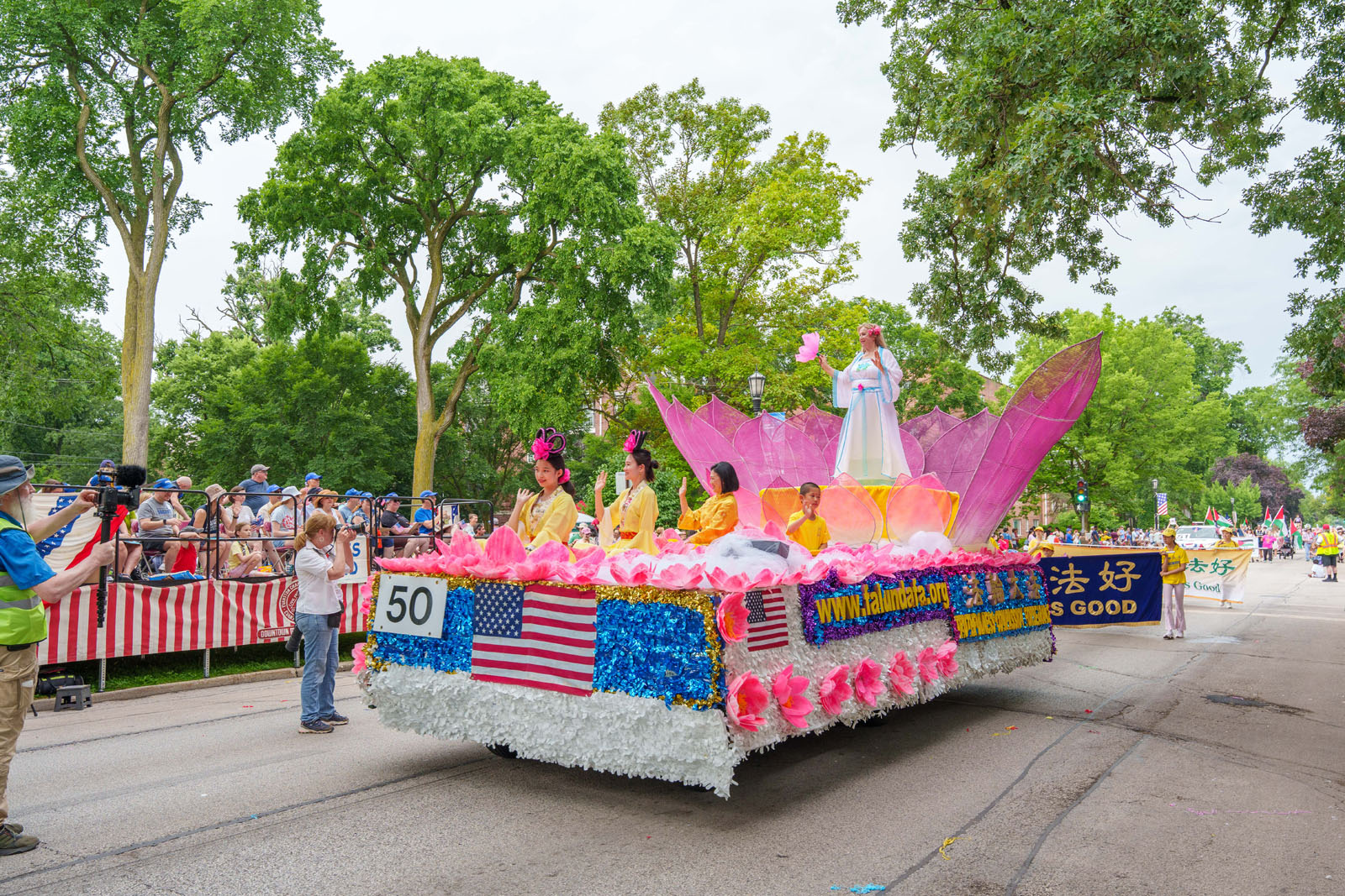 Image for article Chicago: Orang-orang Mengidentifikasi Diri dengan Zhen, Shan, Ren (Sejati, Baik, Sabar) dalam Pawai Hari Kemerdekaan di Evanston