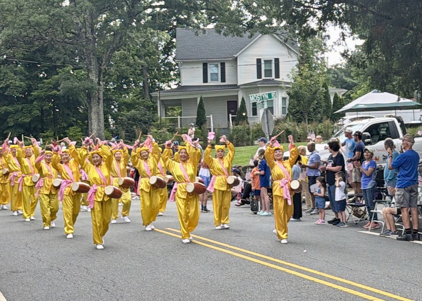 Image for article New Jersey: Praktisi Falun Dafa Disambut Hangat di Parade Festival Kemerdekaan Randolph