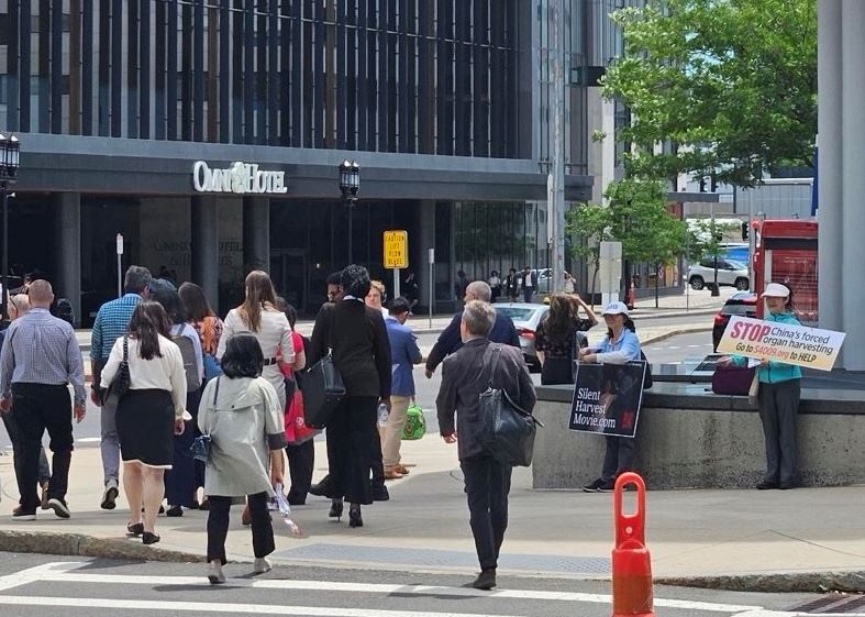 Image for article Boston, Massachusetts: Mengungkap Pengambilan Organ Secara Paksa oleh Partai Komunis Tiongkok di Kongres Transplantasi Amerika