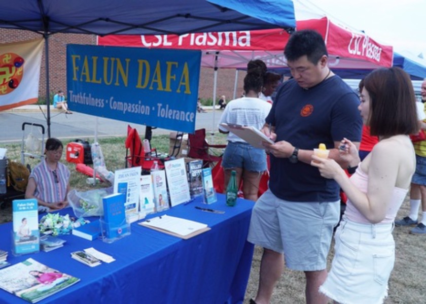 Image for article Orang-orang Mempelajari Latihan Falun Dafa di Perayaan Hari Kemerdekaan Delaware