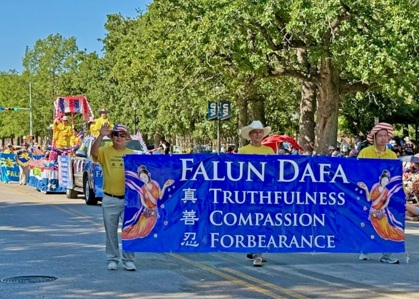 Image for article Texas: Penonton Parade Hari Kemerdekaan di Arlington Mengapresiasi Partisipasi Falun Dafa