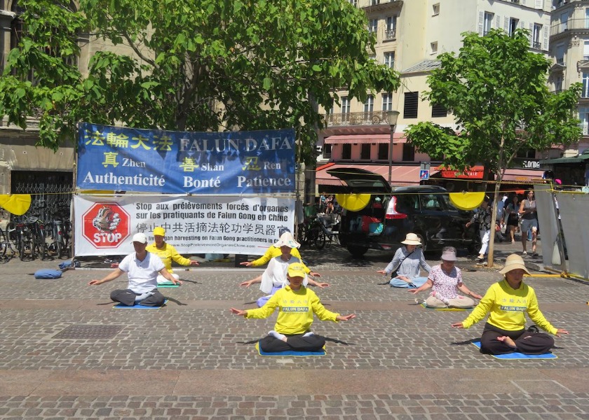 Image for article Orang-orang Memuji Prinsip-Prinsip Pedoman Falun Dafa Selama Acara di Paris