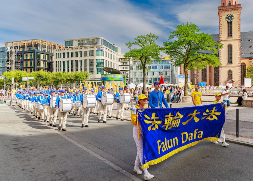 Image for article Orang-Orang Menunjukkan Solidaritas terhadap Falun Dafa dalam Pawai di Frankfurt, Jerman